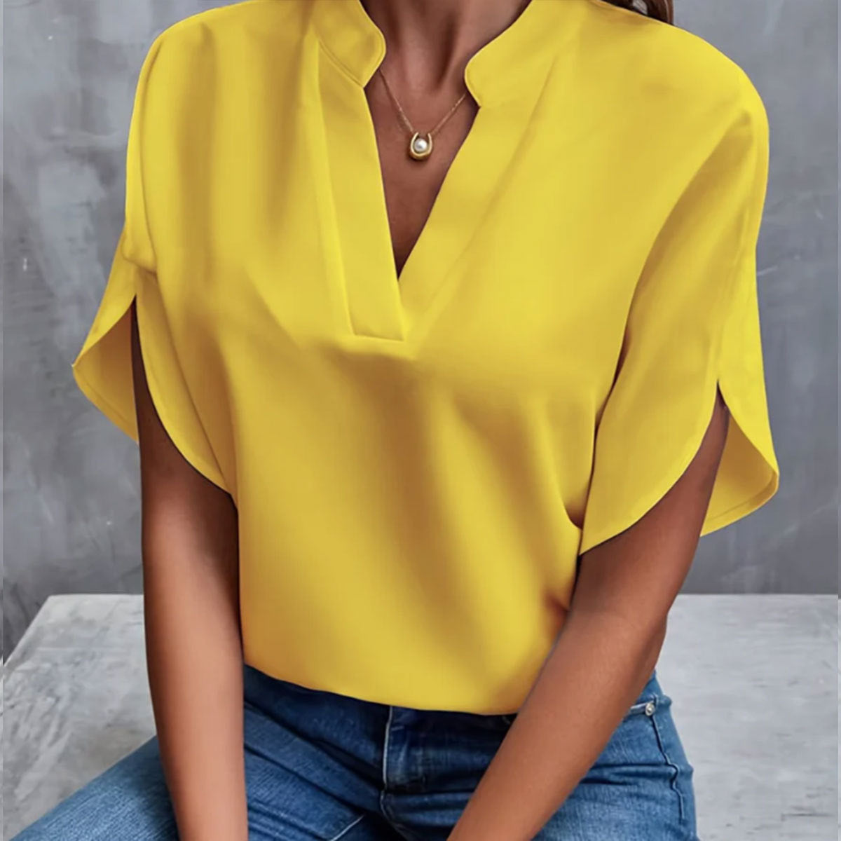 Blouse Fluide Col V – Chic & Décontracté